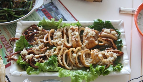 赵家羊汤加盟优势; 1、广阔市场 潜力巨大 民以食为天,餐饮市场广阔而成熟,是创业者首选。赵家羊汤,以其独特的魅力,必将风靡餐饮市场。 2、绿色环保 健康养生 赵家羊汤加盟费多少?菏泽赵家羊汤推崇健康、养生、时尚、美味,不管是从食材的选择上,还是健康营养的搭配上,赵家羊汤在美味的基础上更加健康,注重养生,真正让顾客享受边吃边补。 3、口味多样 四季火爆 赵家羊汤拥有众多产品,焖锅、火锅、台湾老锅底等等,口味百变,能满足不同人群的需求,让你开一店顶N店。赵家羊汤加盟费多少?