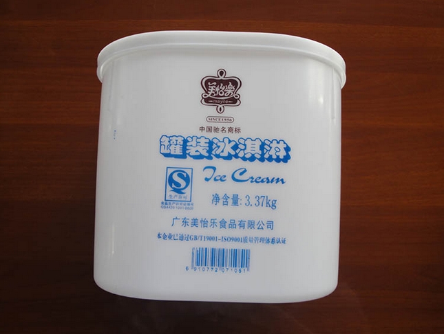 冰淇淋是很多人都非常喜爱的甜品,尤其是夏天的时候,冰淇淋的销量极为火爆。很多人都非常看好冰淇淋甜品的发展前景,纷纷想要投资一个冰淇淋品牌为自己谋利。然而市面上冰淇淋品牌众多,究竟选择哪个好呢?小编为你推荐美怡乐冰淇淋。那么,美怡乐冰淇淋加盟费多少呢?想知道的就跟着小编往下看吧! 美怡乐冰淇淋加盟费多少? 根据不同级别城市不同的消费水平,美怡乐冰淇淋制定了不同的加盟政策。下面,小编以表格的形式为大家具体介绍一下美怡乐冰淇淋加盟费多少,希望能给大家带来更为直观的感受。 美怡乐冰淇淋加盟费多少?看完以上小编