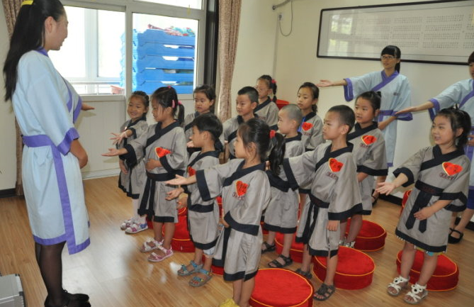 现在国学幼儿园的品牌非常的多,加盟者在选择的时候,也需要了解这些品牌具体的一些经营的情况,现在国学幼儿园加盟品牌哪家好呢!加盟者就需要了解很多的关于国学幼儿园的相关的信息,了解这些幼儿园的具体的课程,这样才能够放心的加盟这些项目,加盟者会选择加盟童学馆国学加盟幼儿园项目,现在加盟这个项目投入的资金不多,而且能够帮助这些加盟店快速的发展。