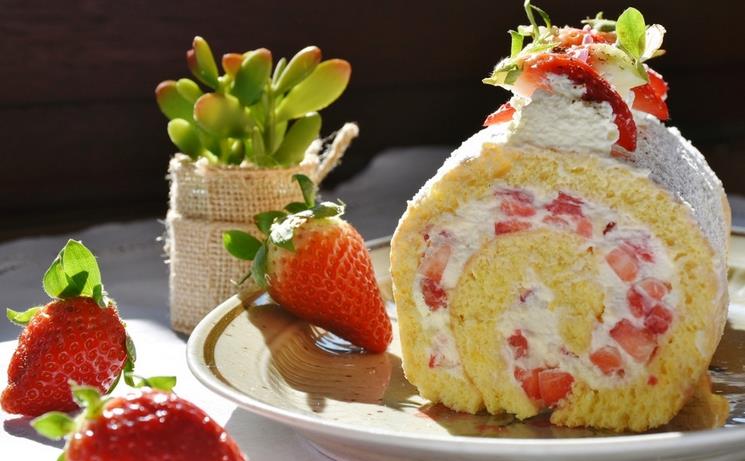 北京廿一客食品有限公司,21Cake,专业从事高端食品研发、生产、销售的企业集团,由最初确定的21款经典蛋糕而得名,只做新鲜的方形蛋糕 北京廿一客食品有限公司是一家高速发展中的专业化食品集团,集团2004年5月成立于北京,迄今为止已为北京、上海的上百万客户提供过尊贵服务,并成为欧洲15 个驻华使馆与欧盟机构一致的选择。为了给客户提供优质质的服务,集团精心打造了从产品研发、生产到销售、配送的一条龙服务。上万平米的厂房,几百名资深师傅、上百人的自有配送团队和热情的客户服务人员,坚实的保障了廿一客的产品
