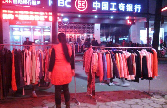 摆地摊卖衣服吗,摆地摊卖衣服怎么起步