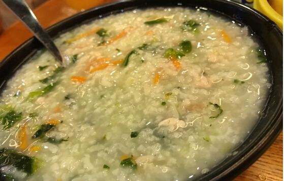 随着当前餐饮市场竞争越来越激烈,公司目前所推出来的产品的种类非常的多。随着当前市场的变化,公司目前推出了五大系列营养粥,各种特色的家常小菜,满足当前不同消费人群的需求,成为当前非常受关注的投资项目。如果投资商想要进一步了解项目详情,投资商就可以直接登录项目的官网,在官网中可以直接和在线客服人员进行咨询,加盟商也可以直接拨打电话进行了解。 经过小编的介绍之后,相信众多的投资商应该对于该项目有一定的了解。三宝粥店加盟电话是多少?通过官方网站就可以了解到项目的加盟电话。目前项目的加盟电话是400-11