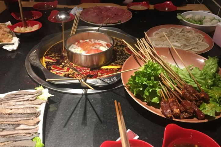 董家湾火锅人均消费_火锅卡通图片