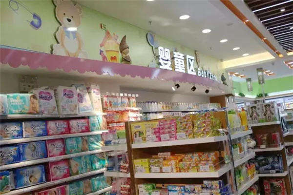可爱可亲母婴生活馆,陈列有多种商品出售 可爱可亲母婴生活馆,陈列有多种商品出售
