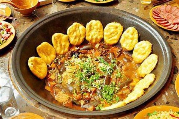 以鸡肉为主要原料的菜品中数地锅鸡尤为出名,而地锅鸡又是江苏,安徽等