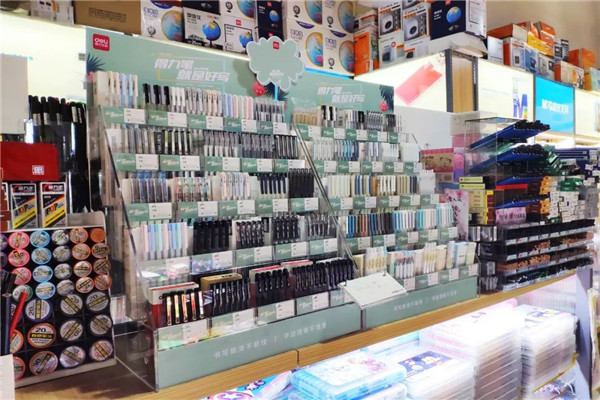 得力文具产品多