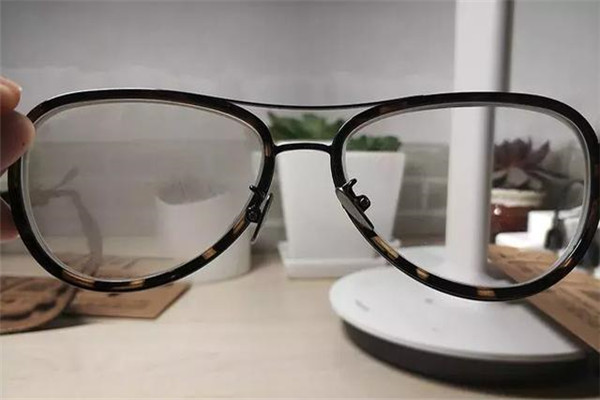 用什么擦镜片最好,用什么擦皮衣最好